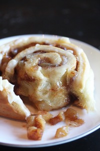 http://www.thehopelesshousewife.com/?hhw_recipes=apple-pie-cinnamon-rolls